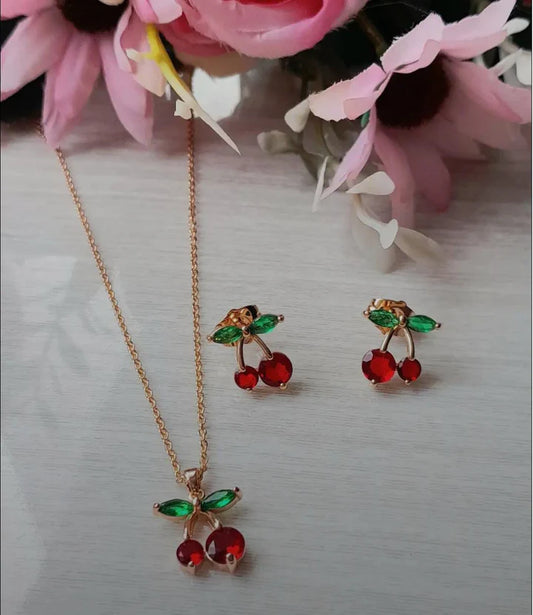 Cherry Glow Set 🍒- Tu toque de dulzura, brillo y elegancia en un solo detalle.